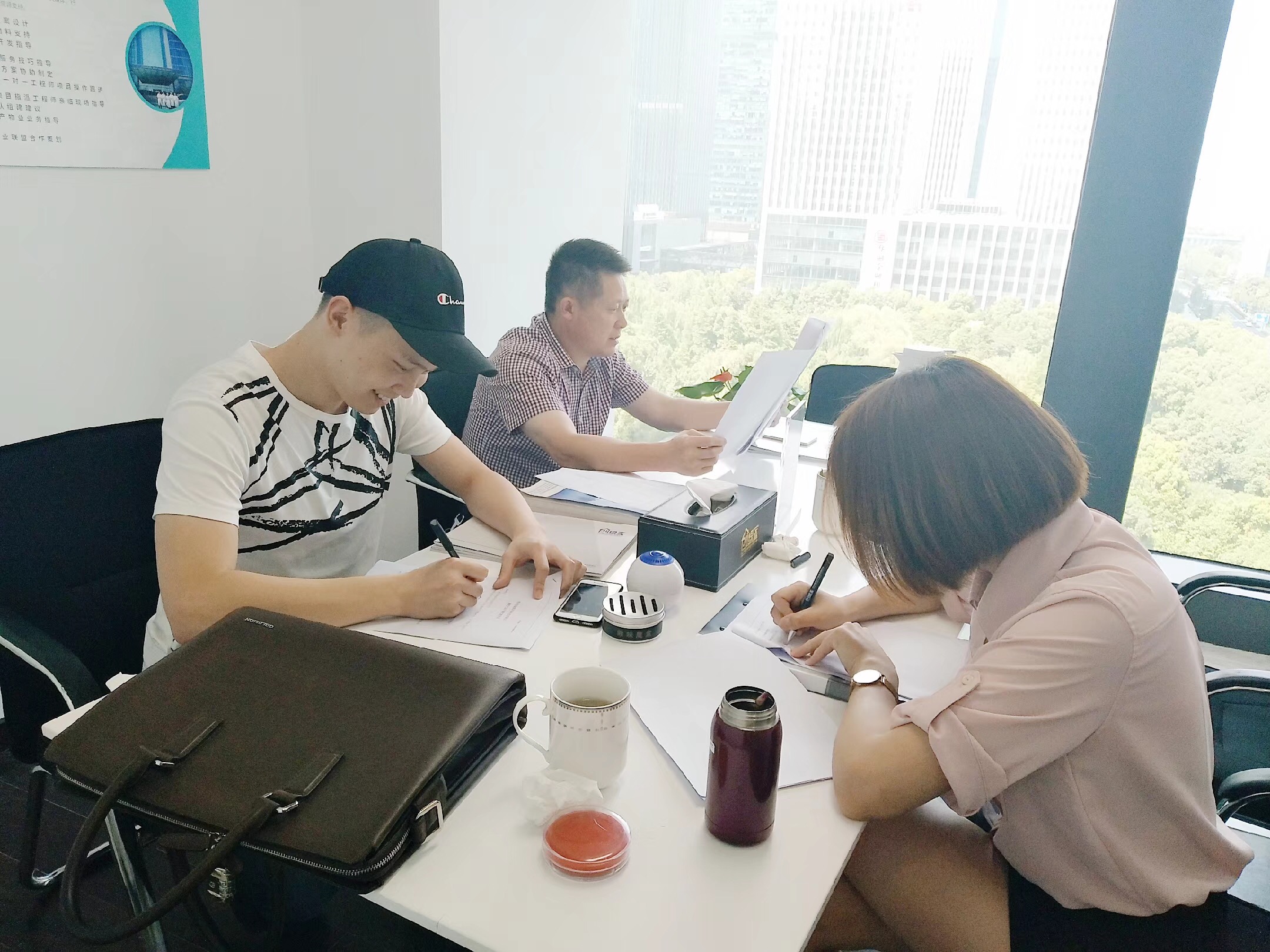 熱烈祝賀張總簽約創綠家重慶市區級代理！