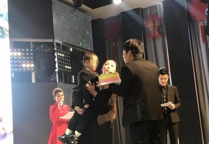 4歲男孩和媽媽辦“婚禮”，真相令人淚崩！