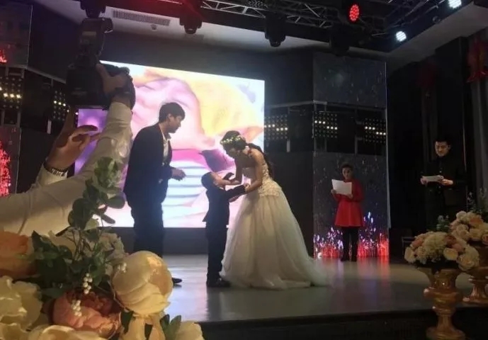 4歲男孩和媽媽辦“婚禮”，真相令人淚崩！