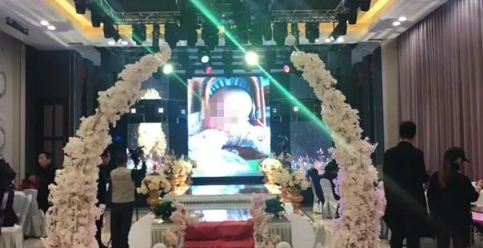 4歲男孩和媽媽辦“婚禮”，真相令人淚崩！