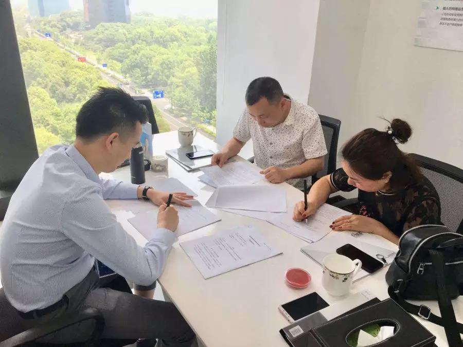 熱烈祝賀李總夫婦簽約創綠家湖南省常德市區級代理！