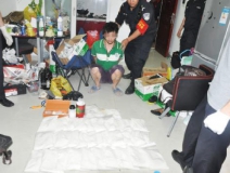 廚房水管破裂傳出刺鼻性氣味，原以為是鄰居家裝修后除甲醛沒(méi)到位，沒(méi)想到是“絕命毒師”